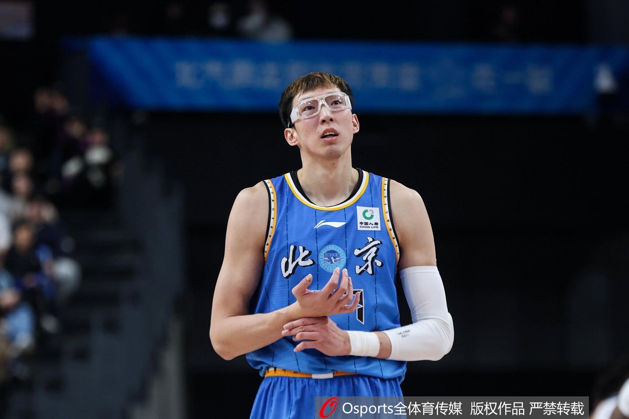 足球直播-暴怒!周琦篮下进攻被焦海龙盖帽打中头部,气得摘下护目镜怒怼对方